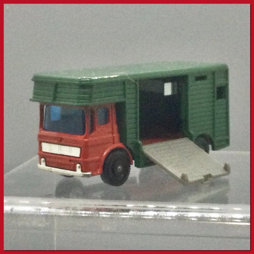 Vtg Matchbox #17e AEC Horse Box